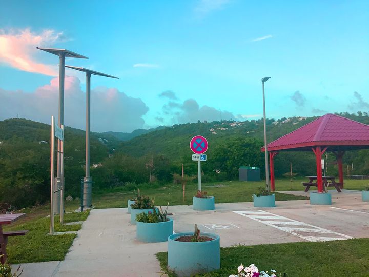 Aire de stationnement équipée de mâts solaires en Martinique