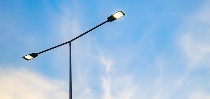 Mât à double crosse équipé de deux luminaires LED