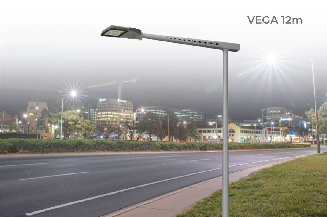 Mât acier Marcont Vega de 12 mètres avec crosse et luminaire LED, en bord de route