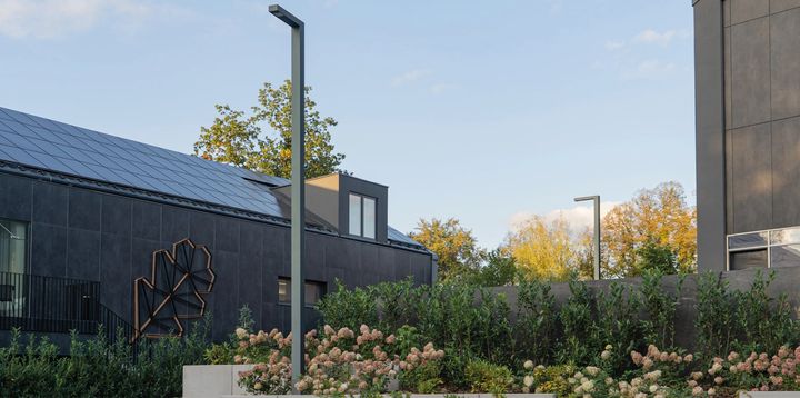 Mâts aluminium épurés le long d’un cheminement résidentiel